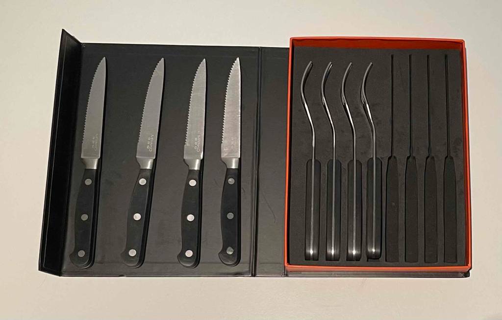 Im Test: Steakbesteck im Koffer auf weißer Fläche.