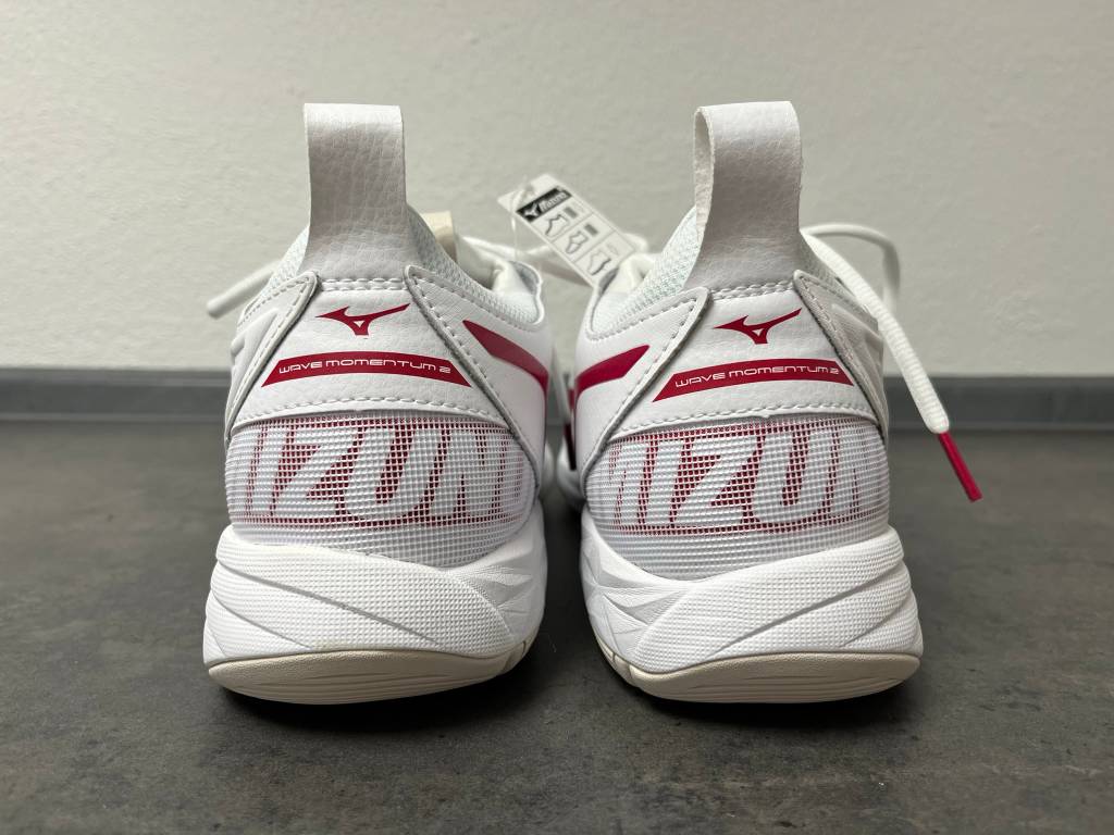 Damen-Volleyballschuhe von Mizuno sind aus pflegeleichtem und atmungsaktivem Polyester gefertigt und bieten eine gute Stabilität.