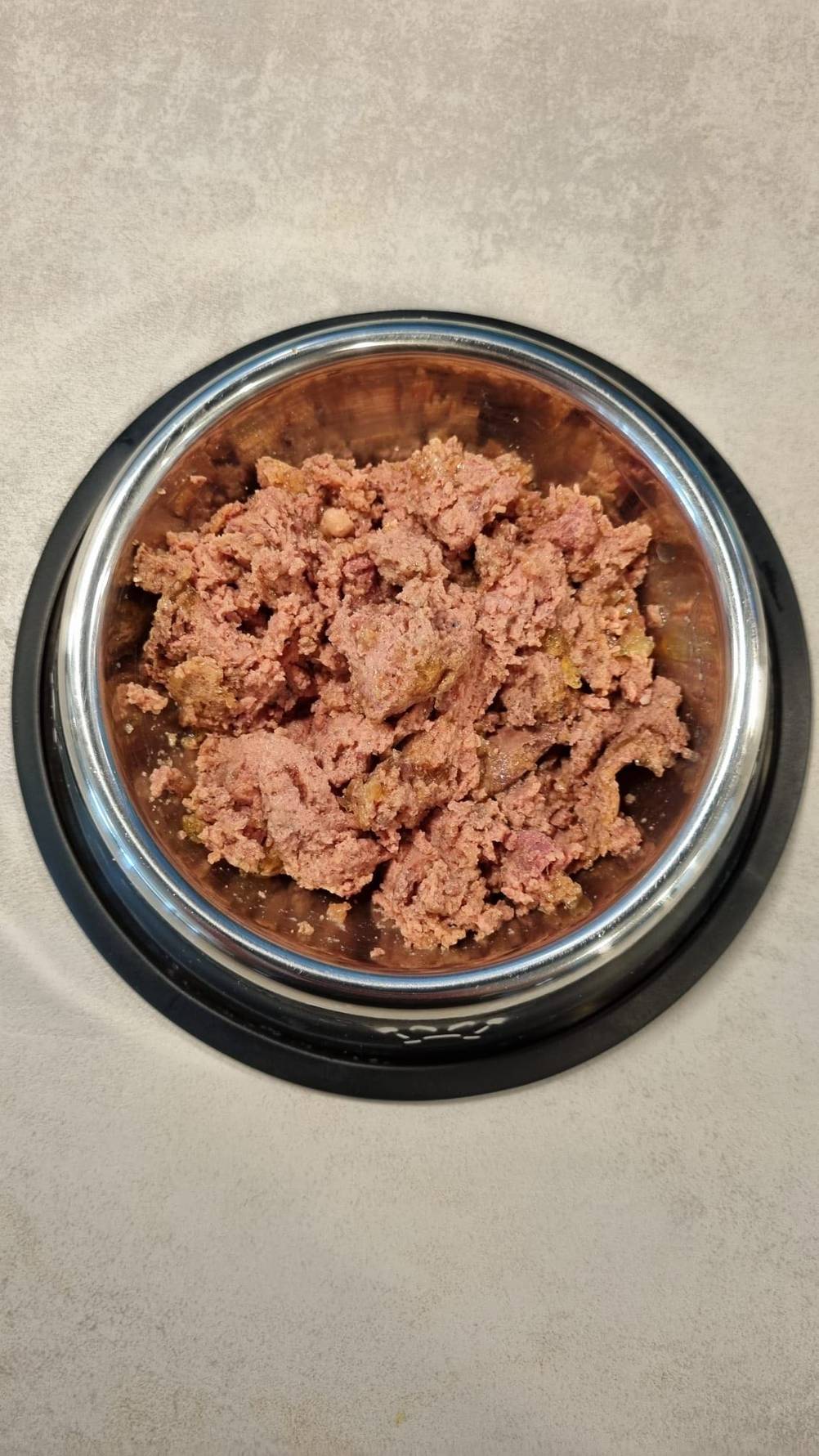 Im Test: Das MjAMjAM-Hundefutter in einem Napf von oben auf einer grauen Fläche.