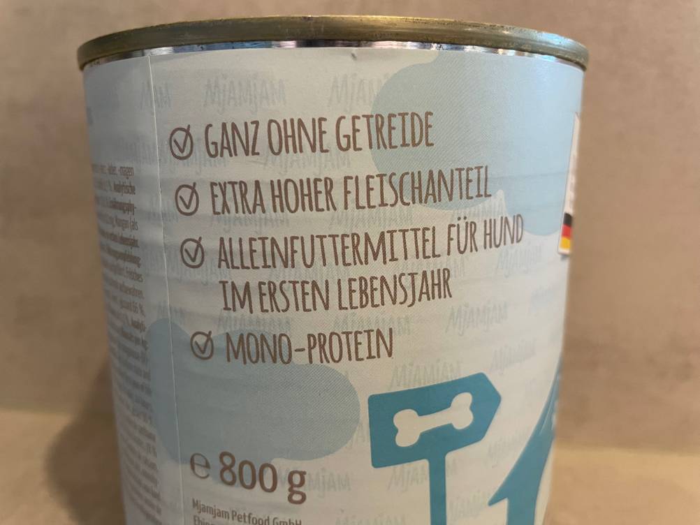 MjAMjAM-Hundefutter getestet: Nahaufnahme der Informationen auf einer Dose.