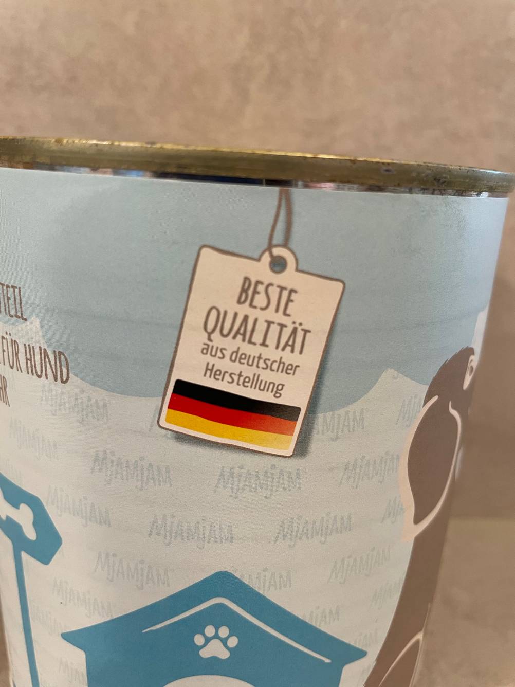Nahaufnahme einer Grafik auf der Dose des getesteten MjAMjAM-Hundefutters.