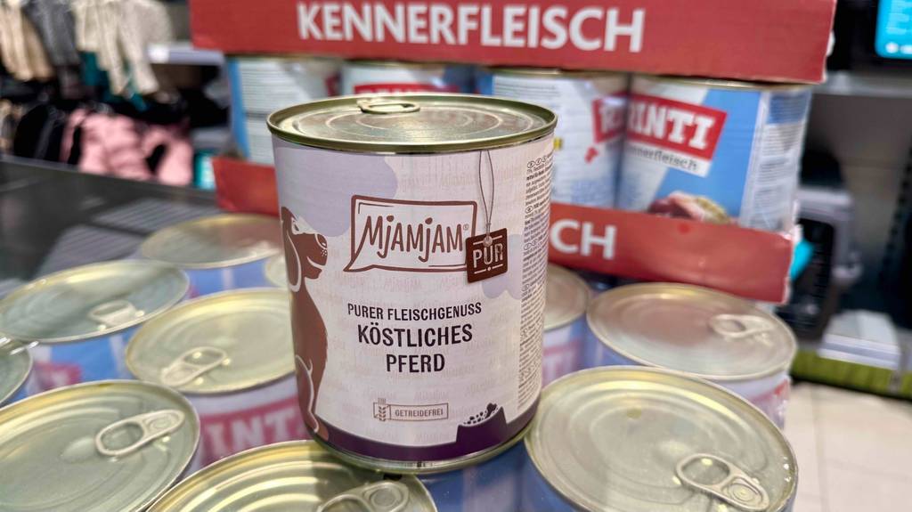 Auf der Vorderseite einer Dose getestetes Hundefutter Pferd stehen Informationen zum Inhalt.