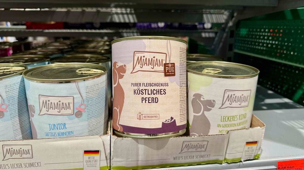 Hundefutter Pferd-Test: Eine Dose steht schräg auf einem Karton mit anderen Geschmackssorten.