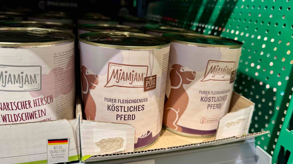 Hundefutter Pferd im Test: Mehrere Dosen stehen neben- und hintereinander in einem Regal.