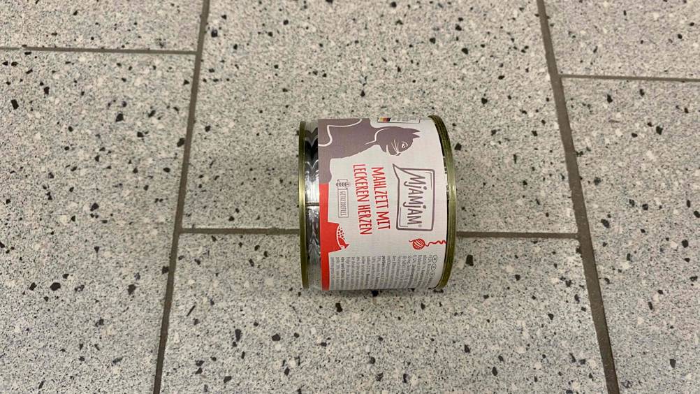 Getestetes Mjamjam-Katzenfutter liegt auf dem Boden.