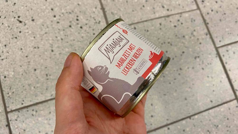 Mjamjam-Katzenfutter getestet: Dose wird in der Hand gehalten.