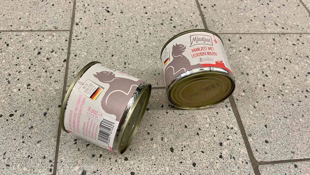 Mjamjam-Katzenfutter im Test: Zwei Dosen liegen nebeneinander.