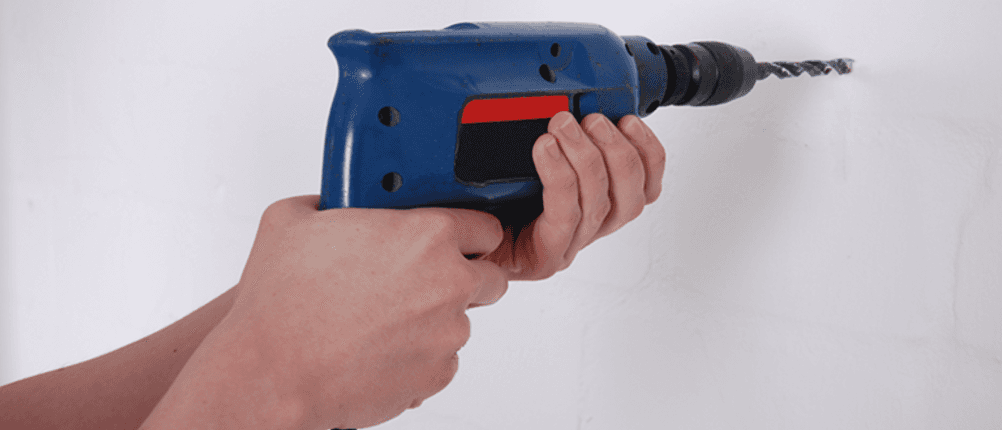 MK2-Bohrfutter im Test: Bohrer an einer Bohrmaschine wird an eine Wand angesetzt.