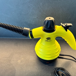 Eine Hand bewegt den Aufsatz des Mlmlant-Handgerät-Dampfreinigers nach oben