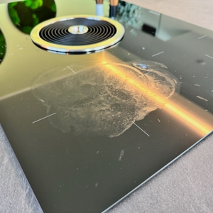 Ein getrockneter Fleck auf einem Herd