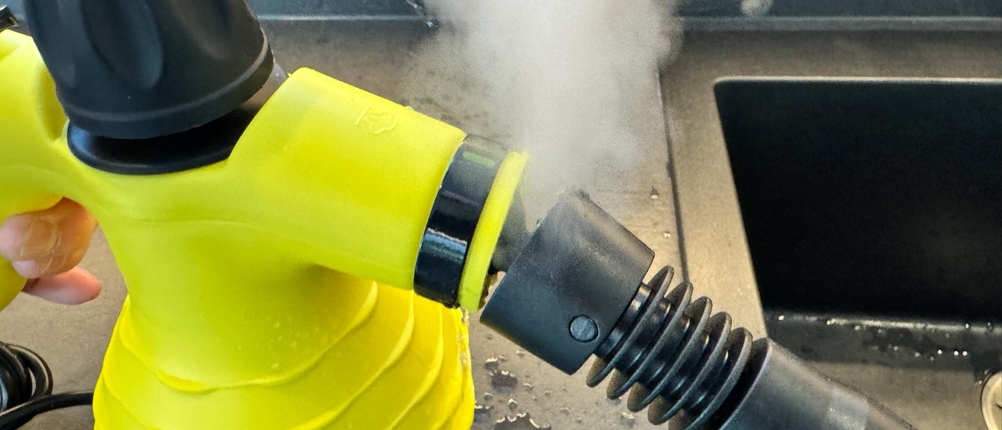 Das Abmachen des Aufsatzes vom Mlmlant-Handgerät-Dampfreiniger