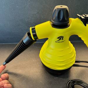 Eine Hand bewegt den Aufsatz des Mlmlant-Handgerät-Dampfreinigers nach unten