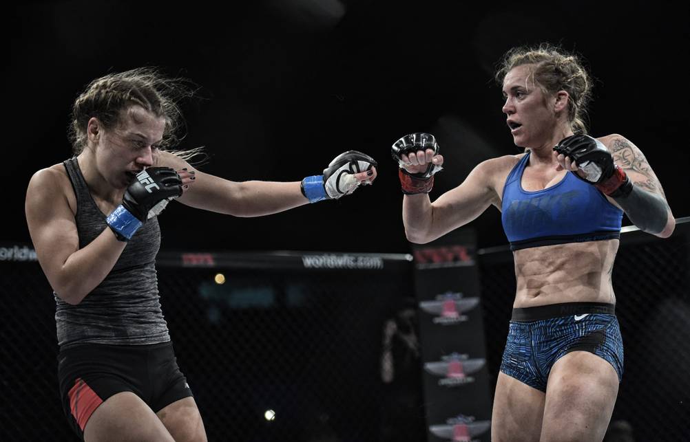 MMA-Handschuhe-Test: zwei Frauen befinden sich in einem Kampf.