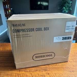 Der Karton der Mobicool FR40 steht auf einem Tisch