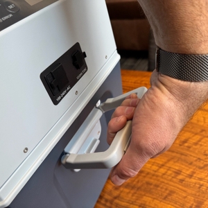 Eine Hand hält den Griff der Mobicool FR40 fest