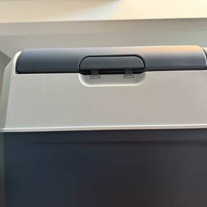 Der Verschluss am Deckel der Mobicool FR40