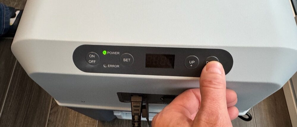 Eine Hand drückt einen Knopf auf der Mobicool FR40