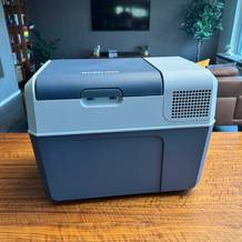 Die Mobicool FR40 steht auf einem Tisch