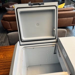 Die Mobicool FR40 mit geöffnetem Deckel