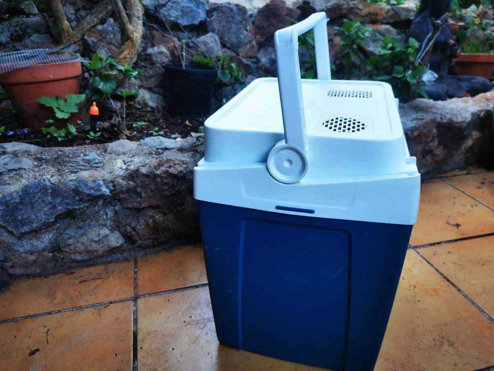 Seitenansicht der getesteten Mobicool-Kühlbox mit Hänkel.