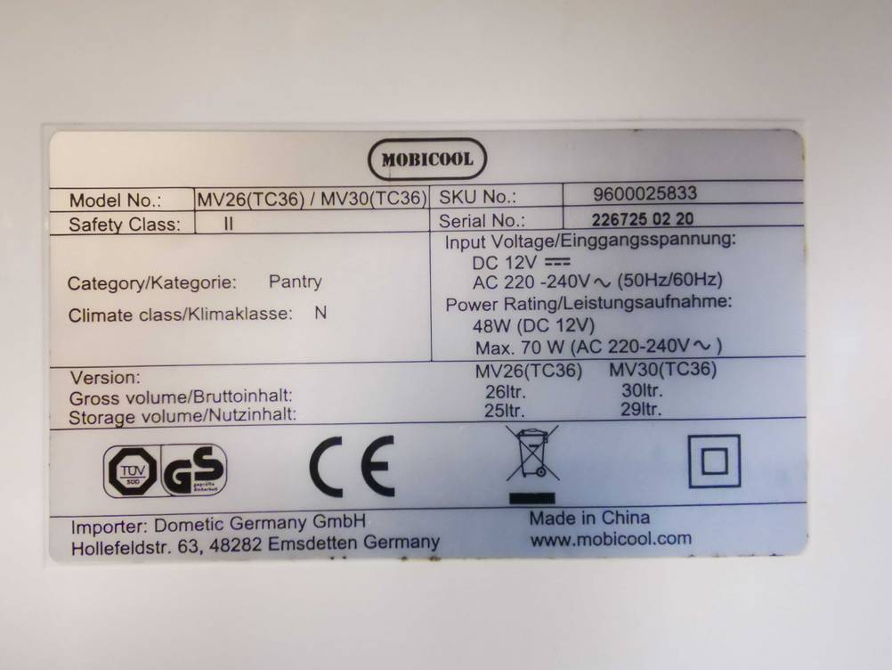 Mobicool-Kühlbox-Test: Nahaufnahme des Schildes auf der Kühlbox mit Informationen.
