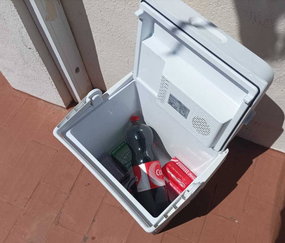 Die geöffnete Mobicool-Kühlbox im Test von oben mit Getränken darin.