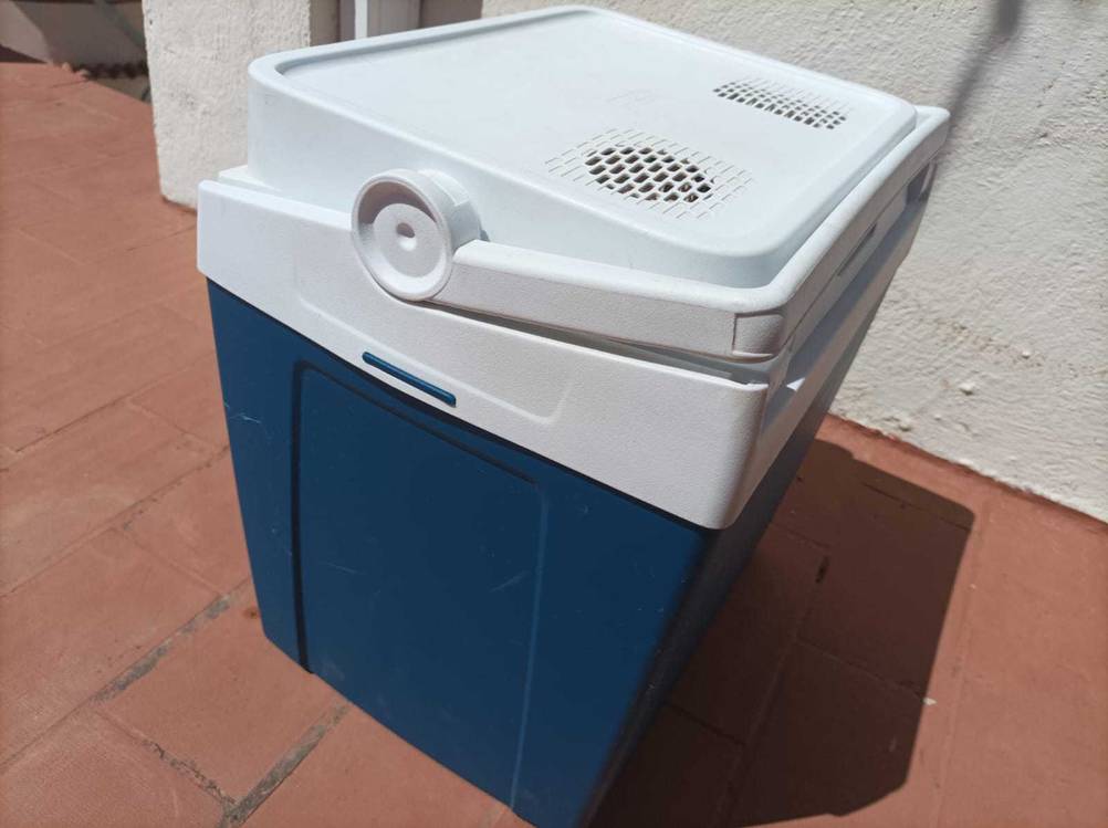 Die getestete Mobicool-Kühlbox von der Seite.