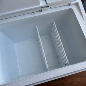 Der Innenraum der Mobicool MQ40A mit Trenngittern.