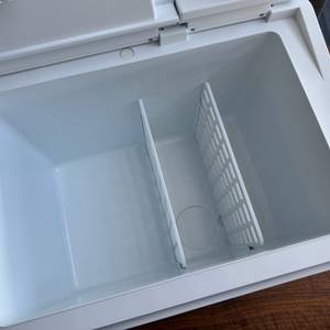 Der Innenraum der Mobicool MQ40A mit Trenngittern.