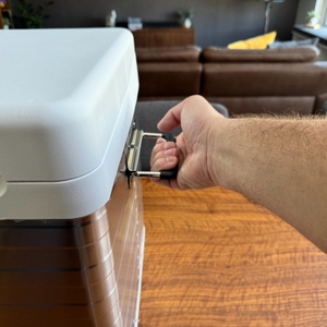 Eine Hand hält den Griff der Mobicool MQ40A fest.