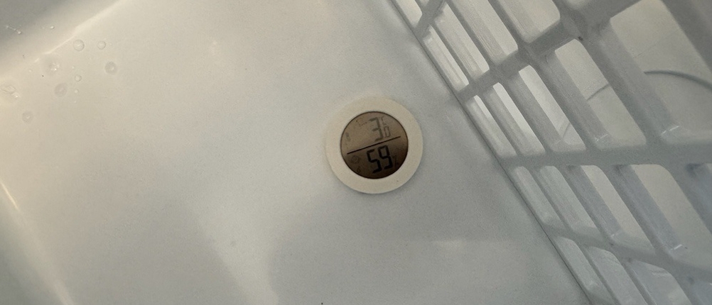 Ein Hygrometer in der Mobicool MQ40A zeigt 3 °C an.