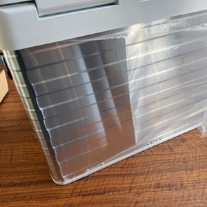 Das Plastik der Verpackung wird von der Mobicool MQ40A gezogen.