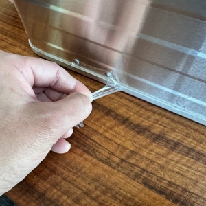 Eine Hand zieht Verpackungsreste von der Mobicool MQ40A ab.