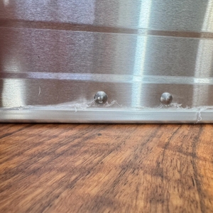 Verpackungsreste am unteren Rand der Mobicool MQ40A.