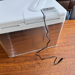 Das Stromkabel der Mobicool MQ40A kommt aus dem Deckel.