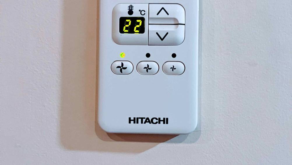 Mobile Split-Klimaanlage getestet: Nahaufnahme der Bedienungseinheit.