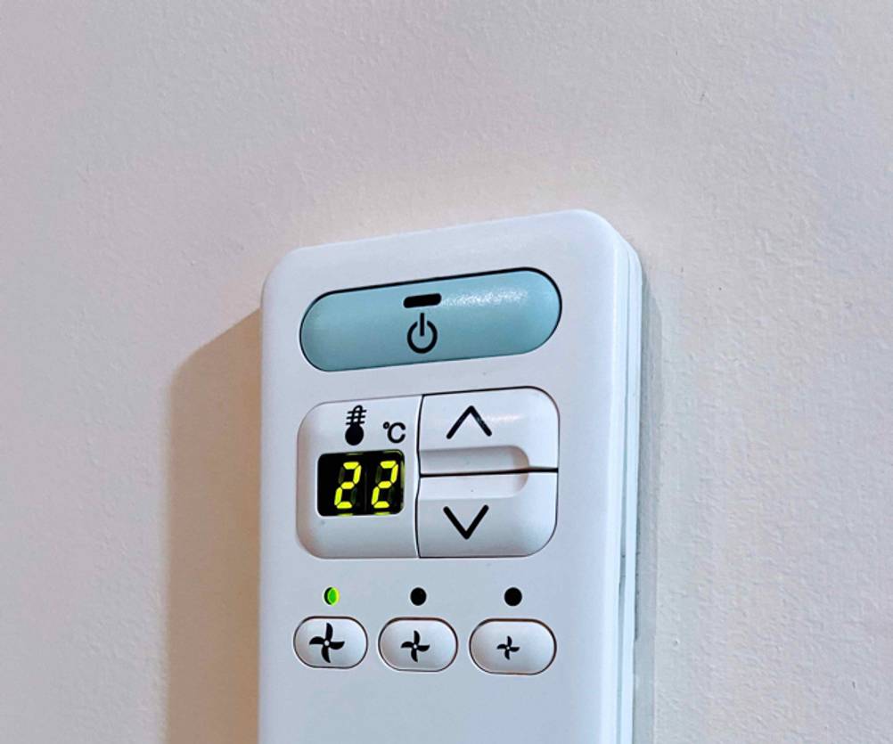 Mobile Split-Klimaanlage-Test: Nahaufnahme des Bedienungselementes mit Power-Button.