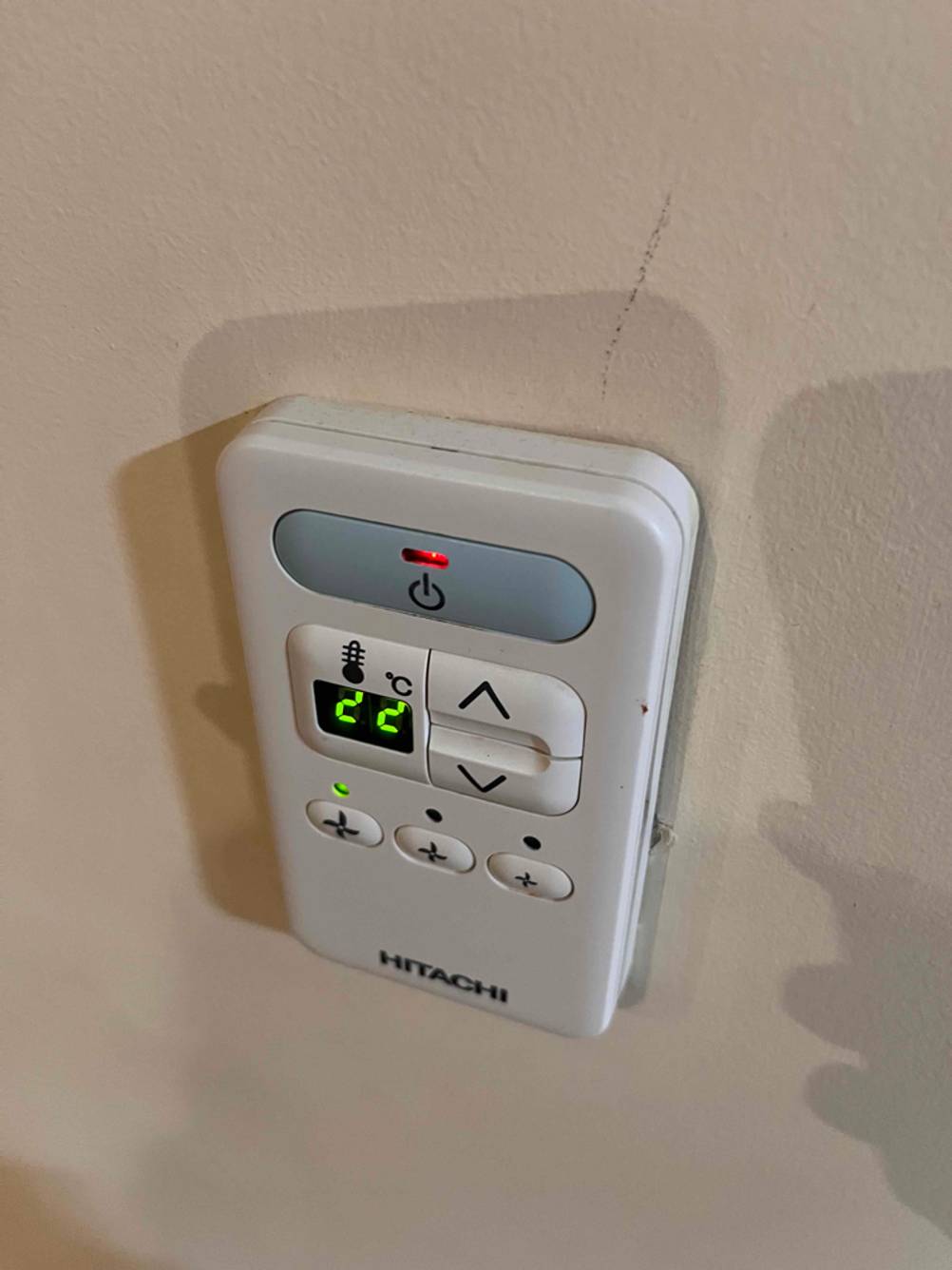 An der Wand befindet sich die Steuerung von einer getesteten mobilen Split-Klimaanlage.