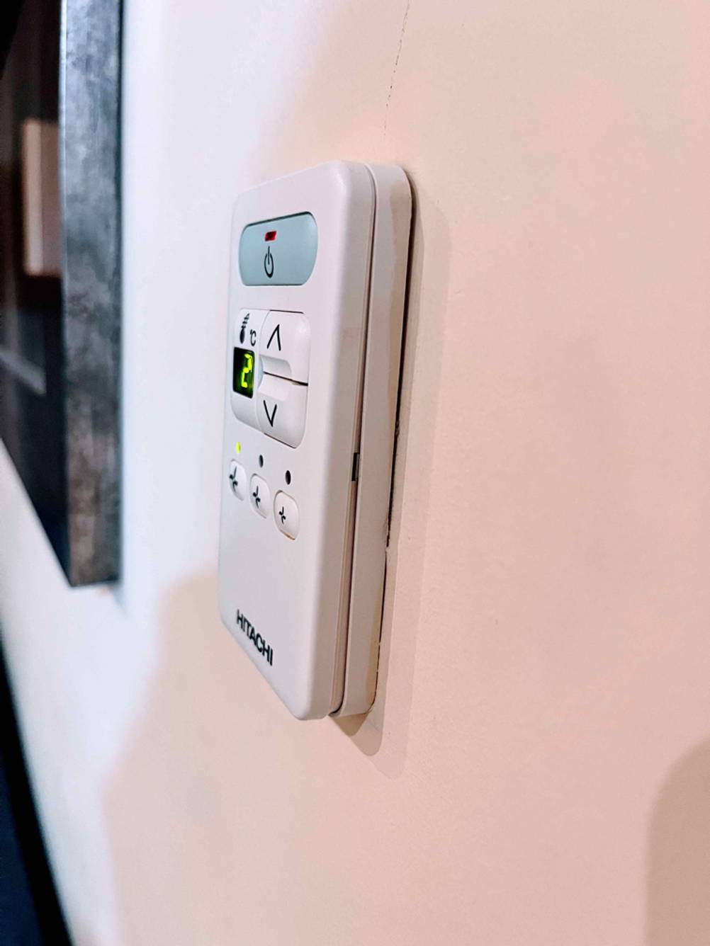 An der Wand montierten Fernbedienung von einer getesteten mobilen Split-Klimaanlage.