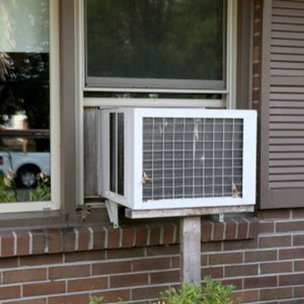 Außengerät einer Split-Klimaanlage auf einem Fensterbrett