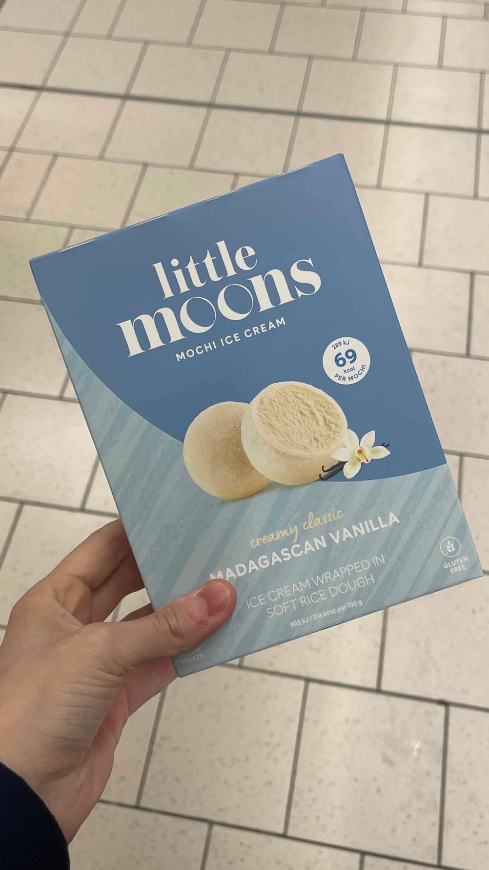Eine Hand hält eine Packung der getesteten Mochi hoch.