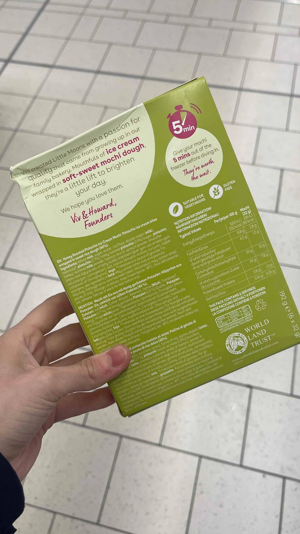Mochi getestet: Eine Hand hält die Verpackung mit der Rückseite nach vorne.