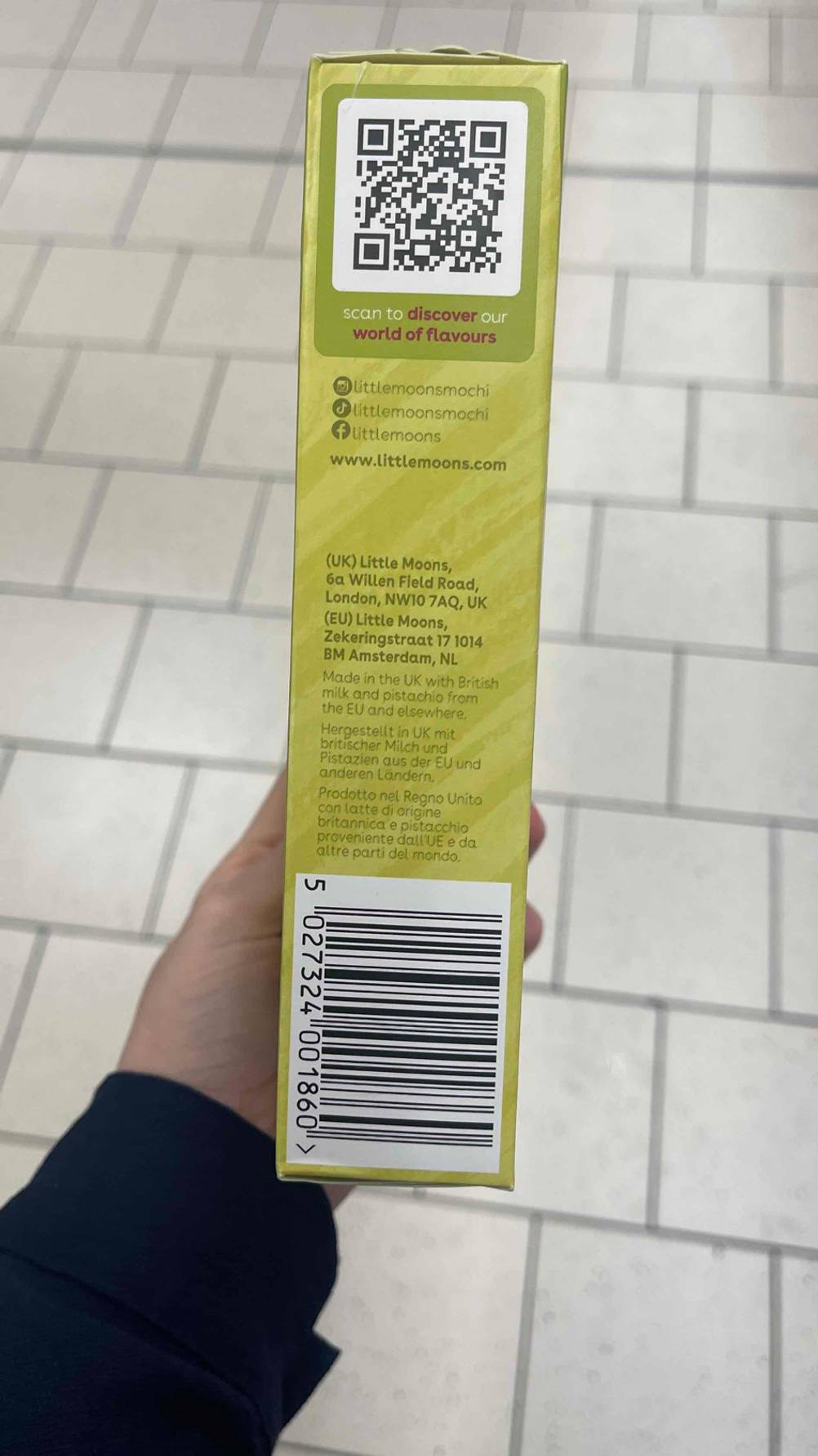 Seitenansicht der Verpackung der Mochi im Test mit Strich- und QR-Code.