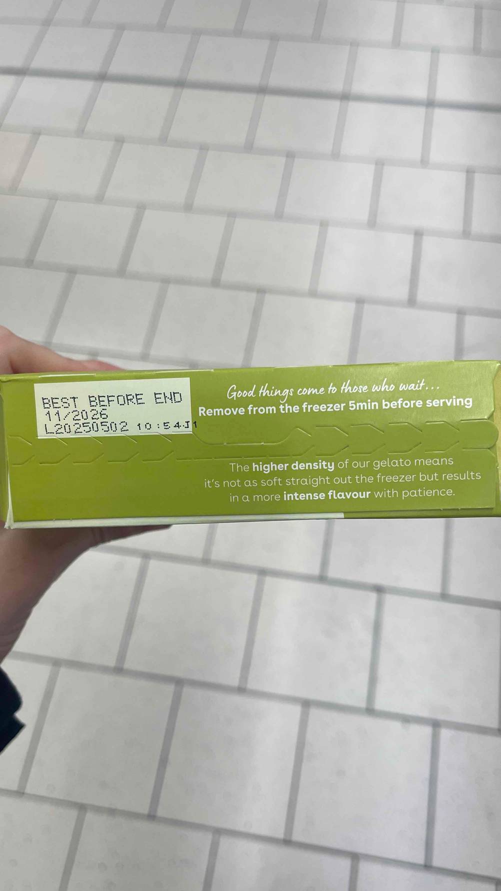 Mochi getestet: Nahaufnahme der Verpackung mit Haltbarkeitsdatum.