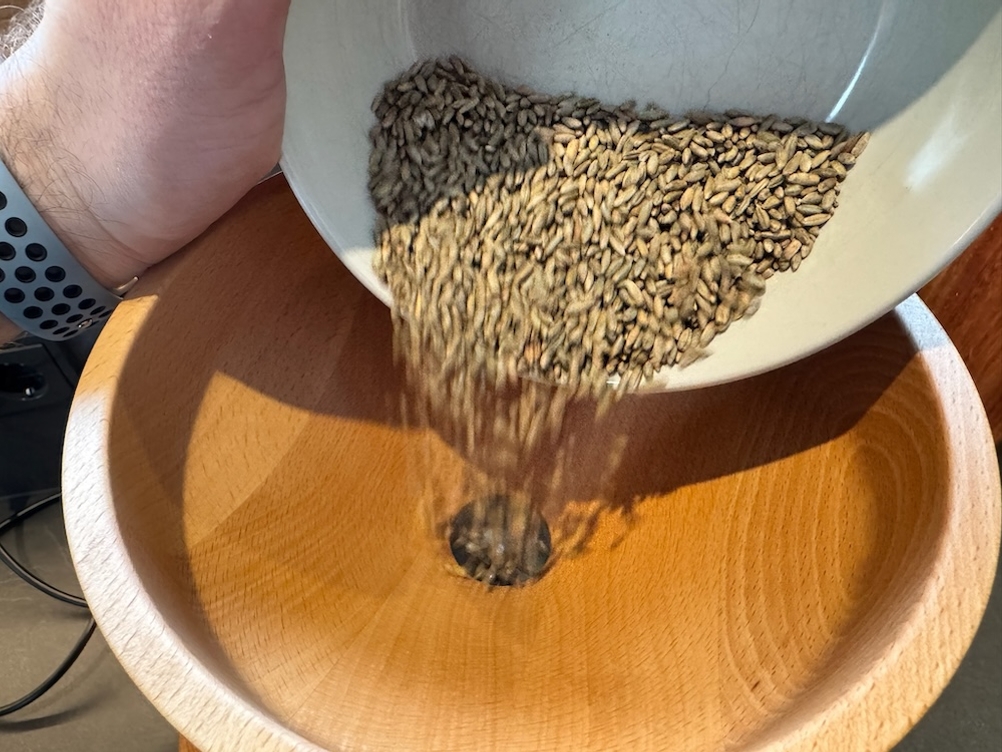 Getreide einfüllen in die Mockmill Lino 100