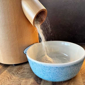 Getreide wird in der Mockmill Lino 100 fein gemahlen