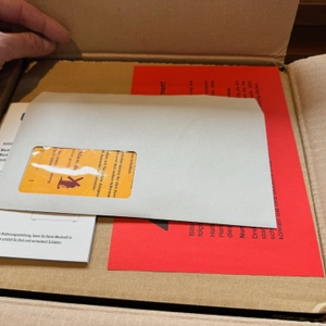 Geöffneter Karton der Mockmill Lino 100 