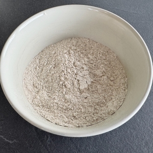 Fein mit der Mockmill Lino 100 gemahlenes Getreide in einer Schale 