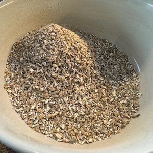 Grob mit der Mockmill Lino 100 gemahlenes Getreide in einer Schale