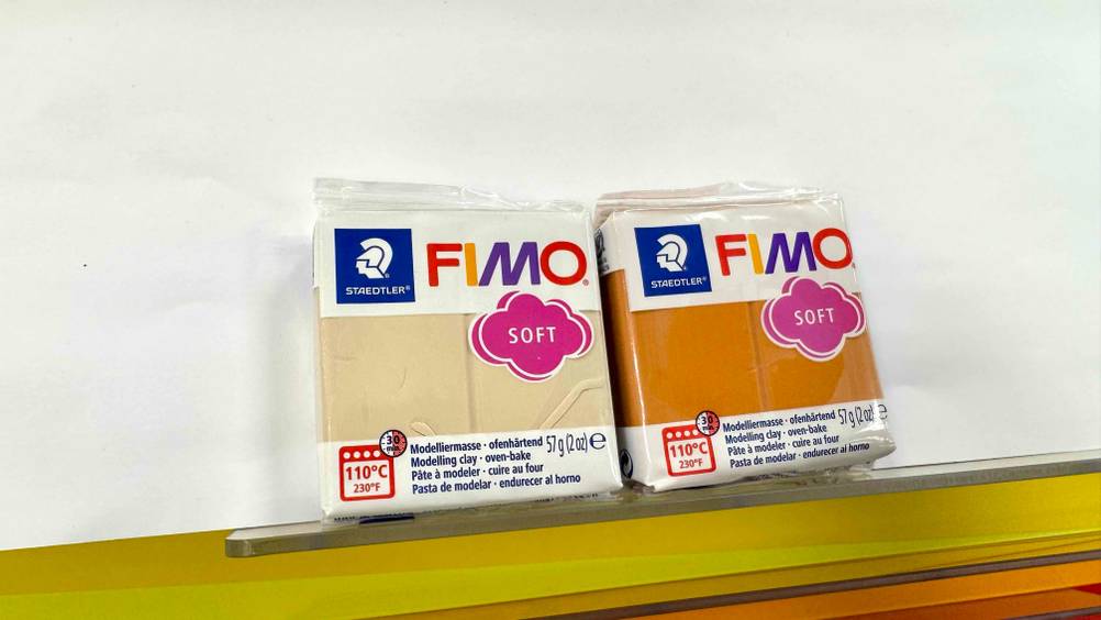Modelliermasse getestet: Zwei Packungen mit unterschiedlichen Farben nebeneinander.